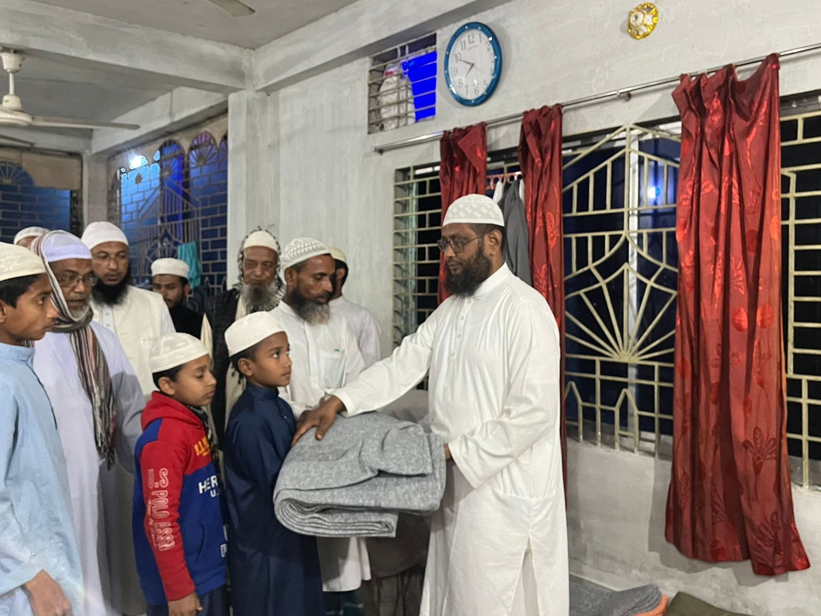 শিক্ষার্থীদের মধ্যে কম্বল বিতরণ